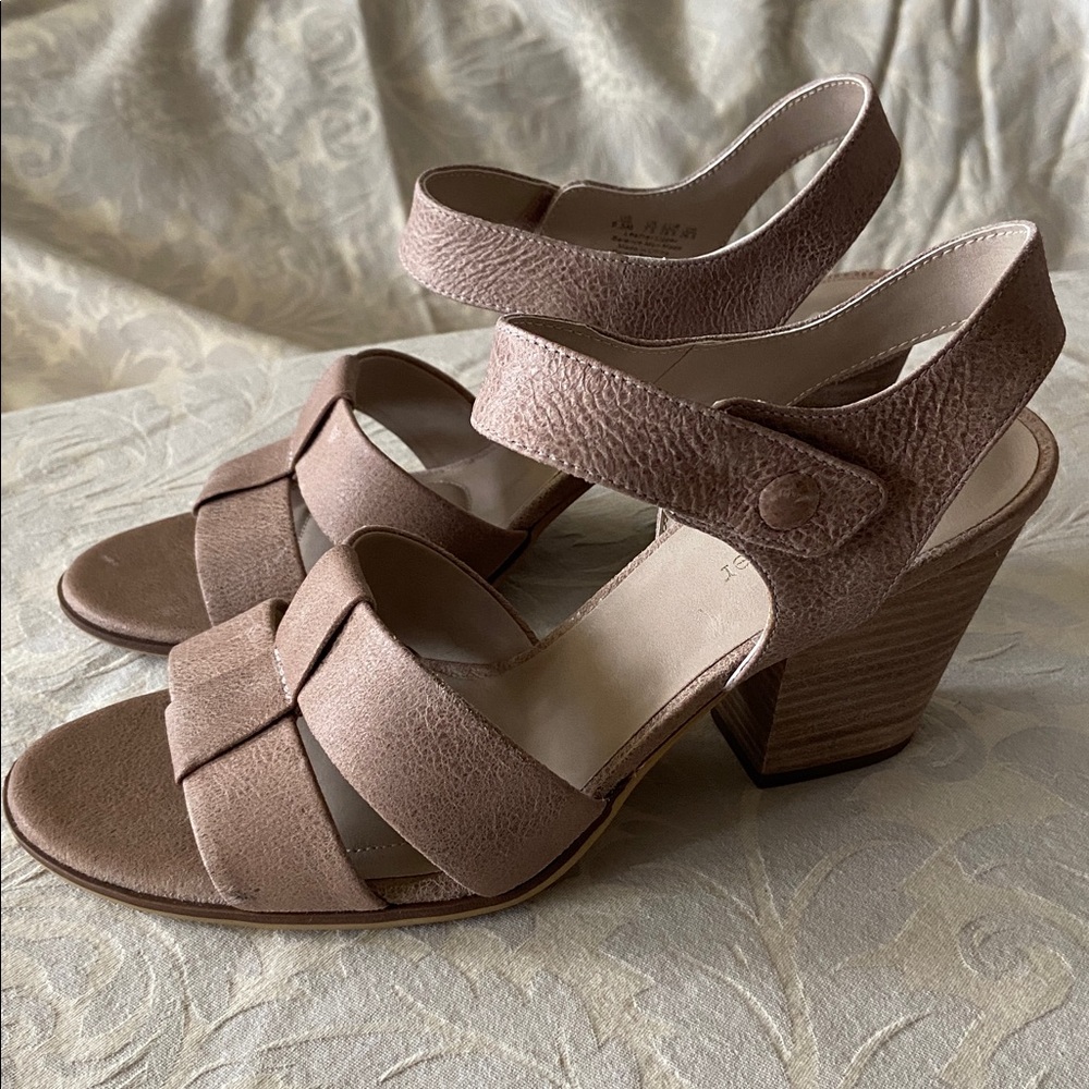 New. Naturalizer Leather Sandals